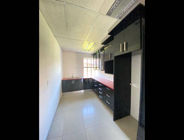 631M² OFFICE TO LET IN BRYANSTON